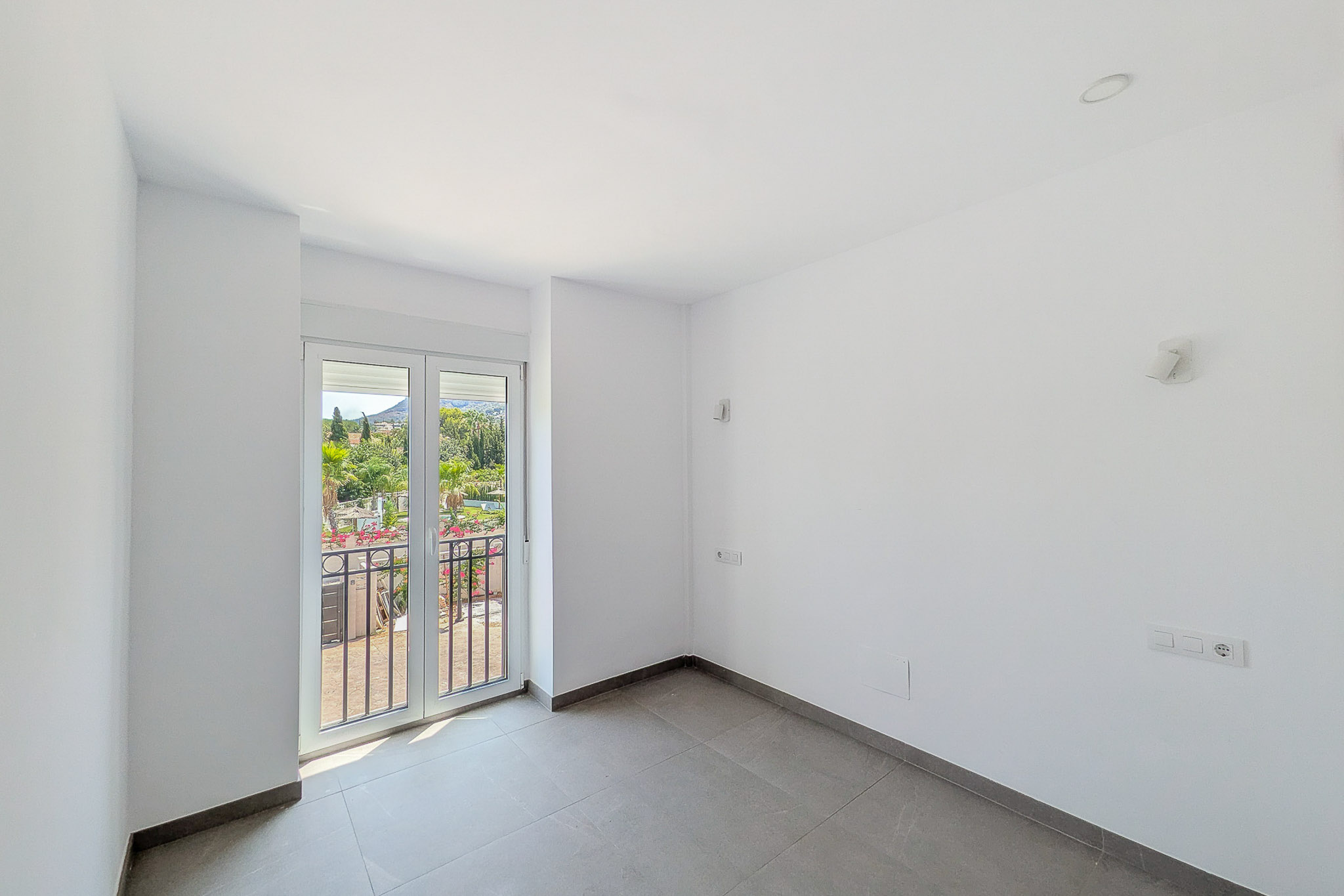 Dormitorio con acceso al balcón Dormitorio con acceso al balcón