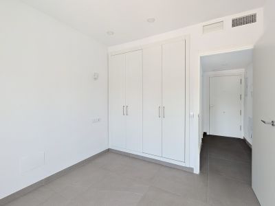 Dormitorio con armario empotrado