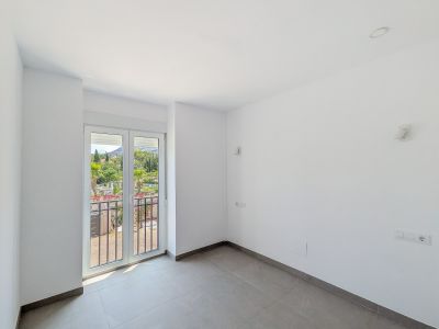 Dormitorio con acceso al balcón
