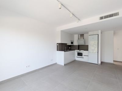 Salón con cocina abierta
