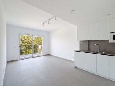 Salón con cocina abierta