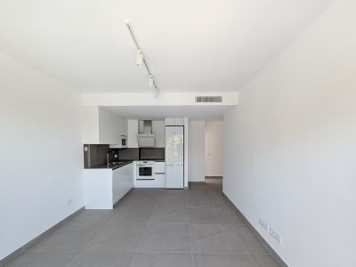 Salón con cocina abierta