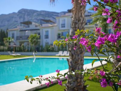 Piscina comunitaria y jardines