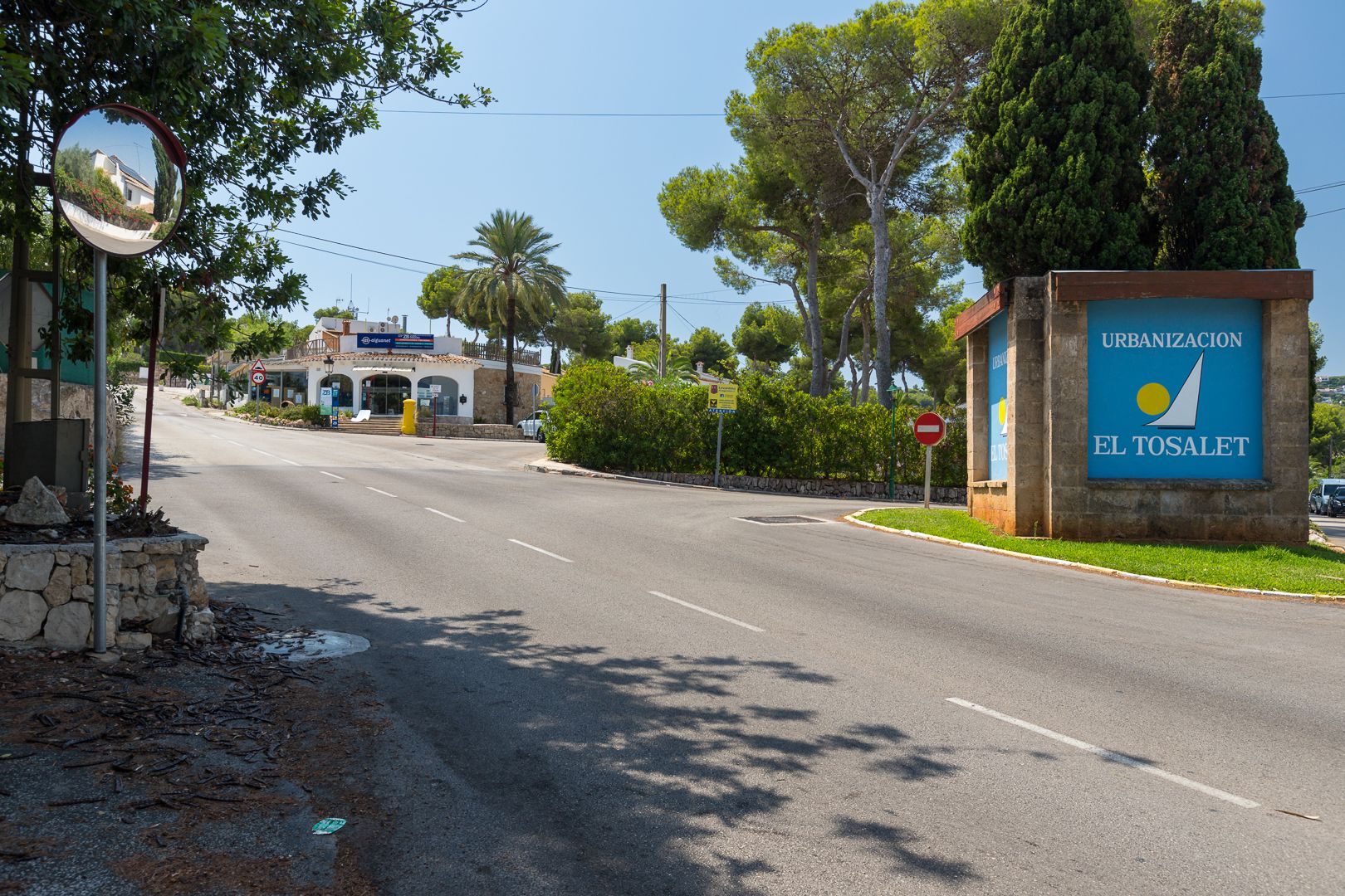 Entrada a la urbanización El Tosalet Entrada a la urbanización El Tosalet