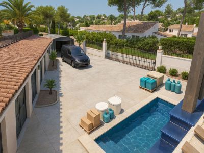 Zona de parking y piscina