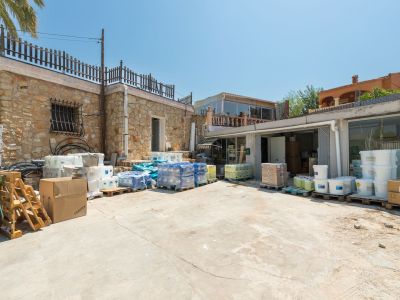 Exterior y zona de aparcamiento