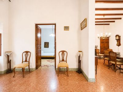Distribuidor interior y acceso a estancias