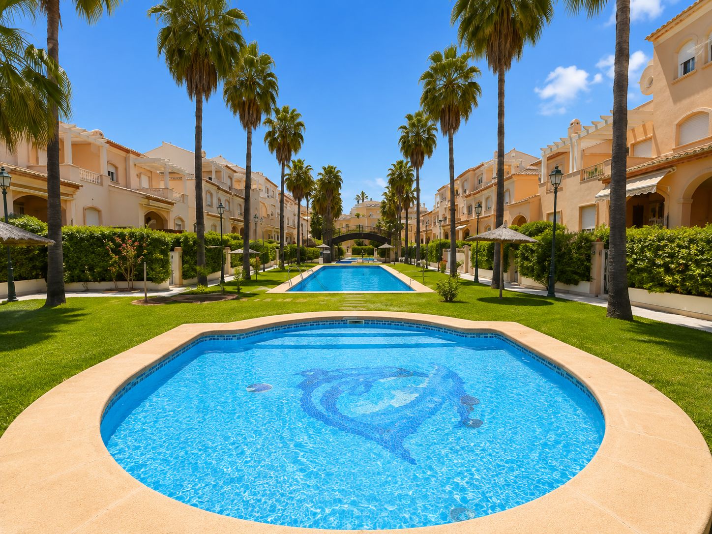 Piscina comunitaria y jardines