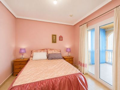 Dormitorio con acceso a terraza