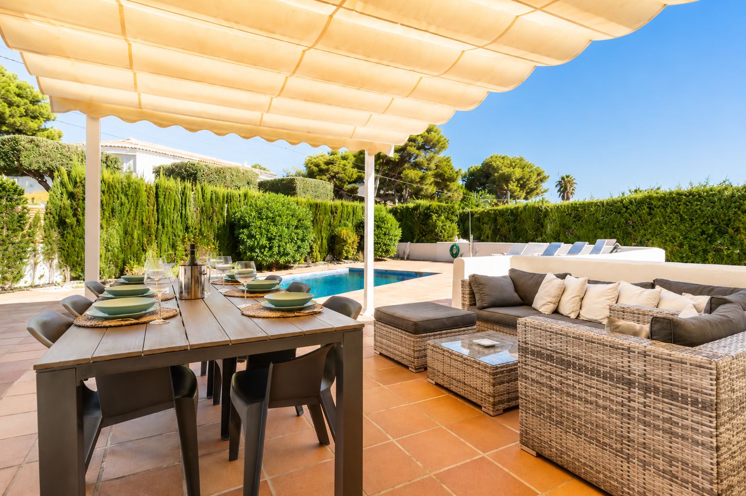 Terraza con pérgola y piscina Terraza con pérgola y piscina