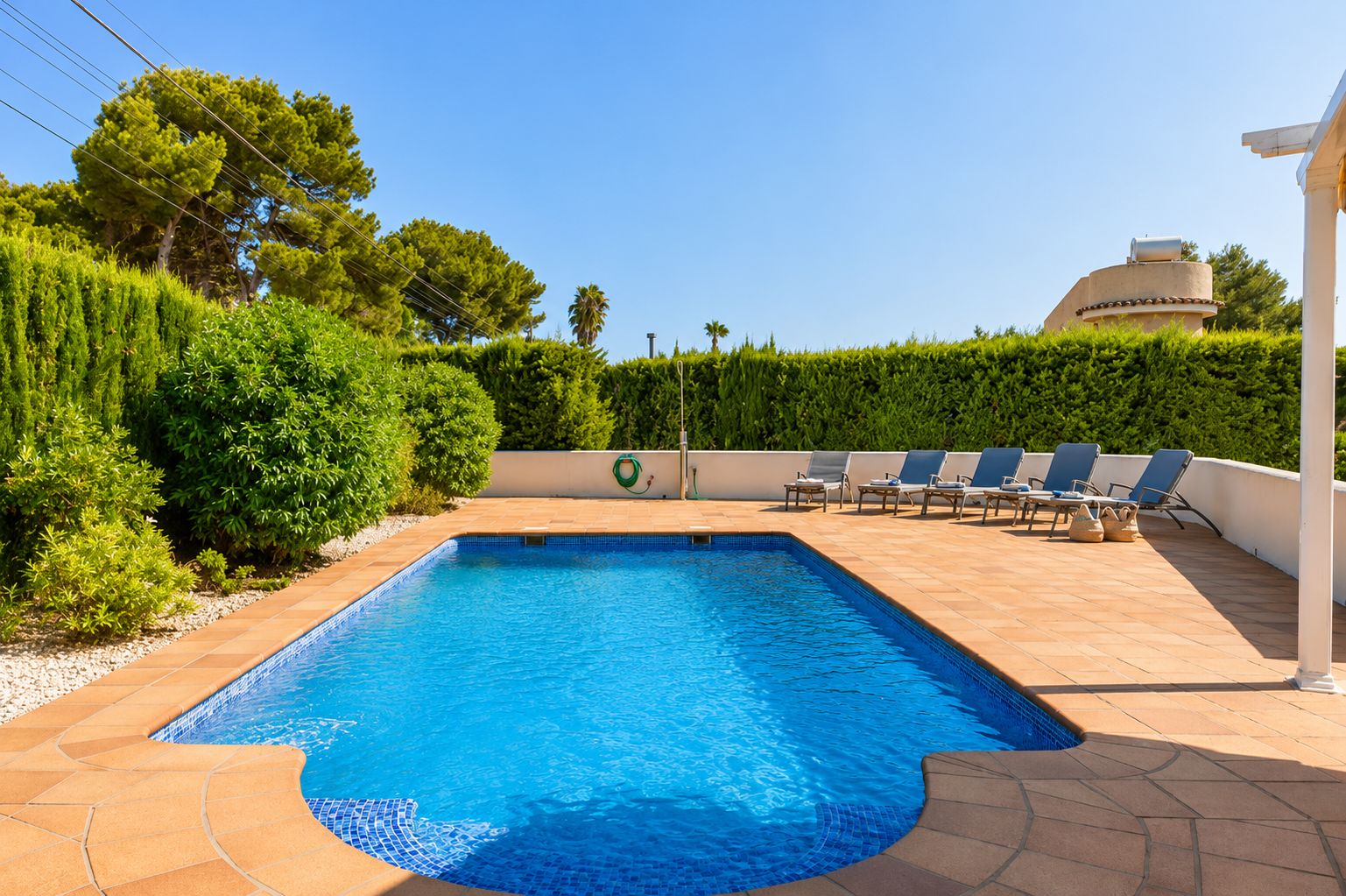 Piscina y terraza Piscina y terraza
