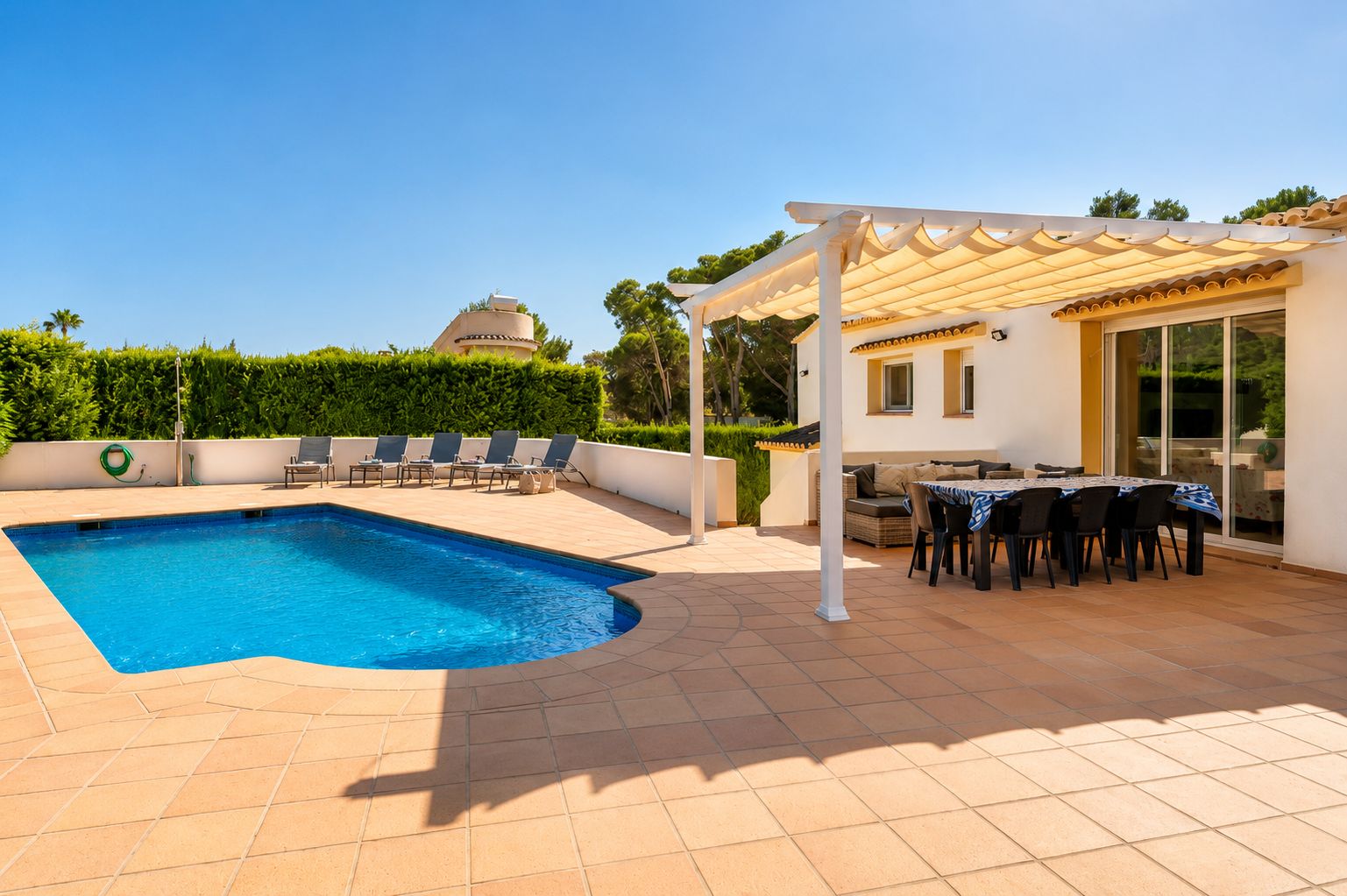 Terraza con piscina y pérgola Terraza con piscina y pérgola