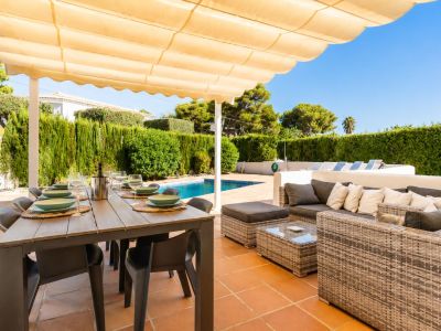 Terraza con pérgola y piscina