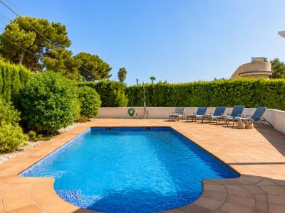 Piscina y terraza