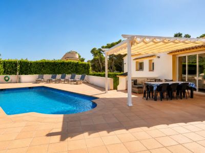 Terraza con piscina y pérgola