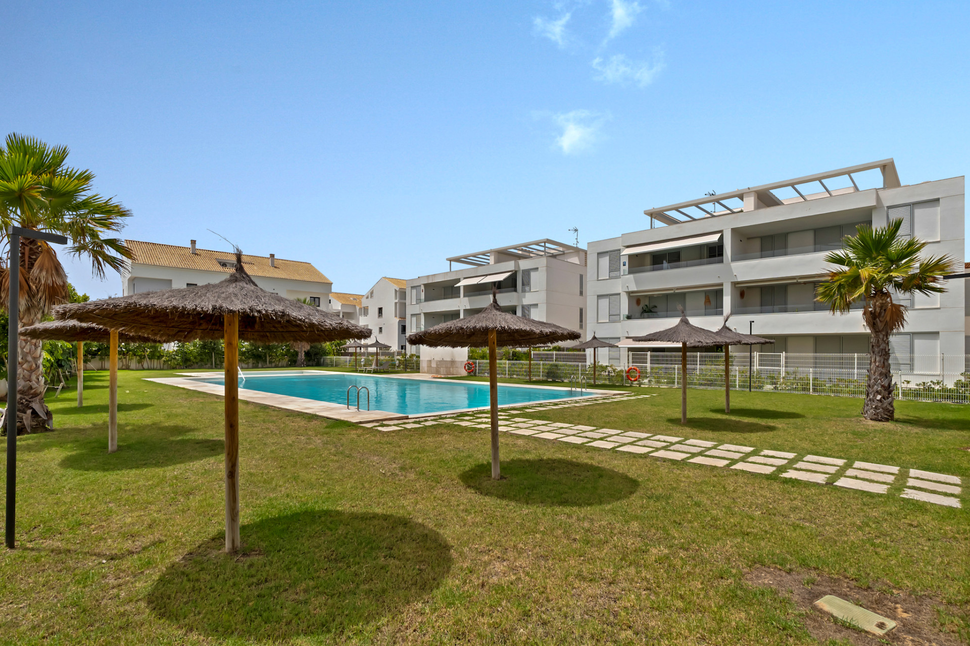 Piscina comunitaria y jardín Piscina comunitaria y jardín