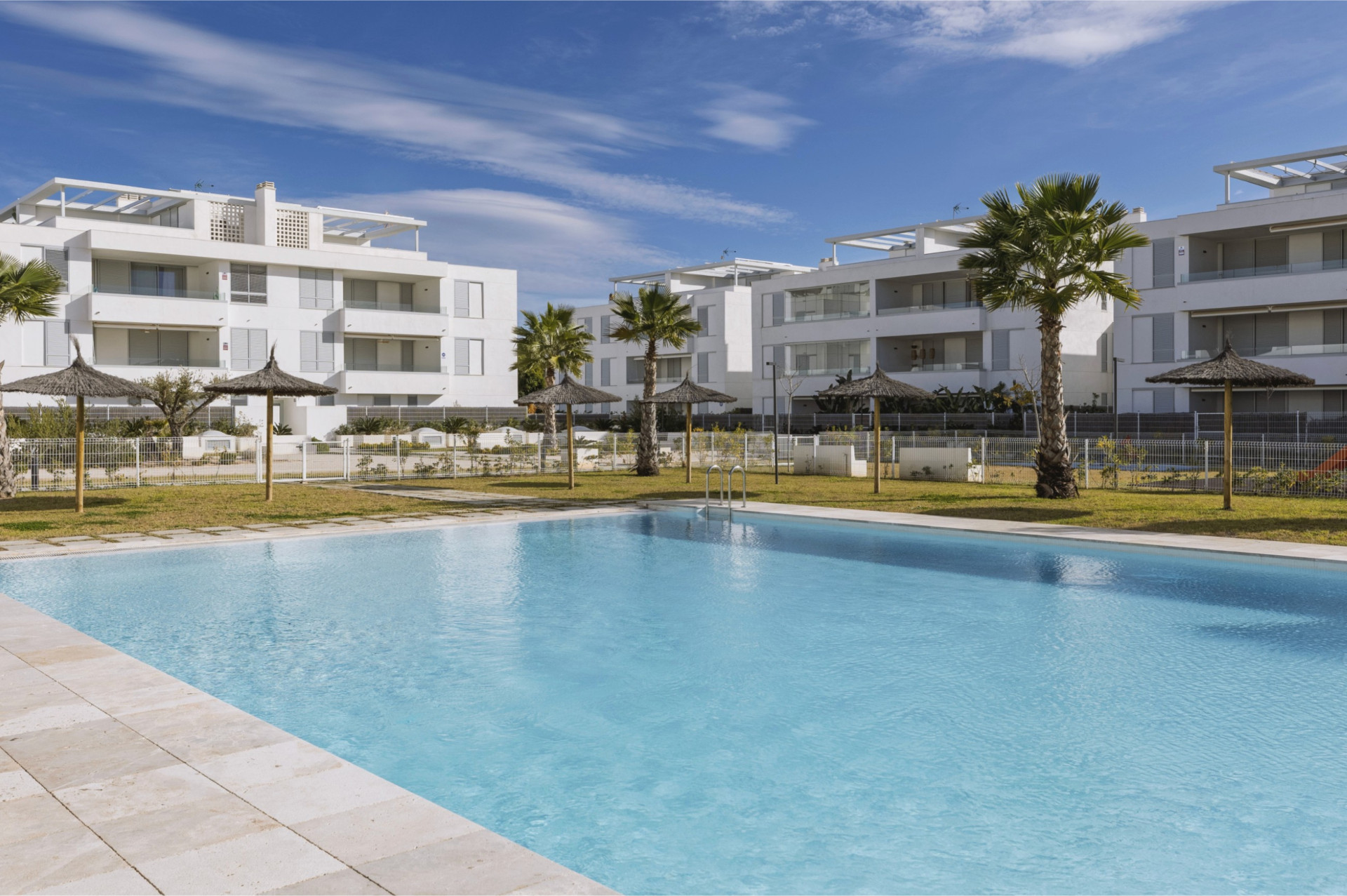 Piscina comunitaria y jardines Piscina comunitaria y jardines