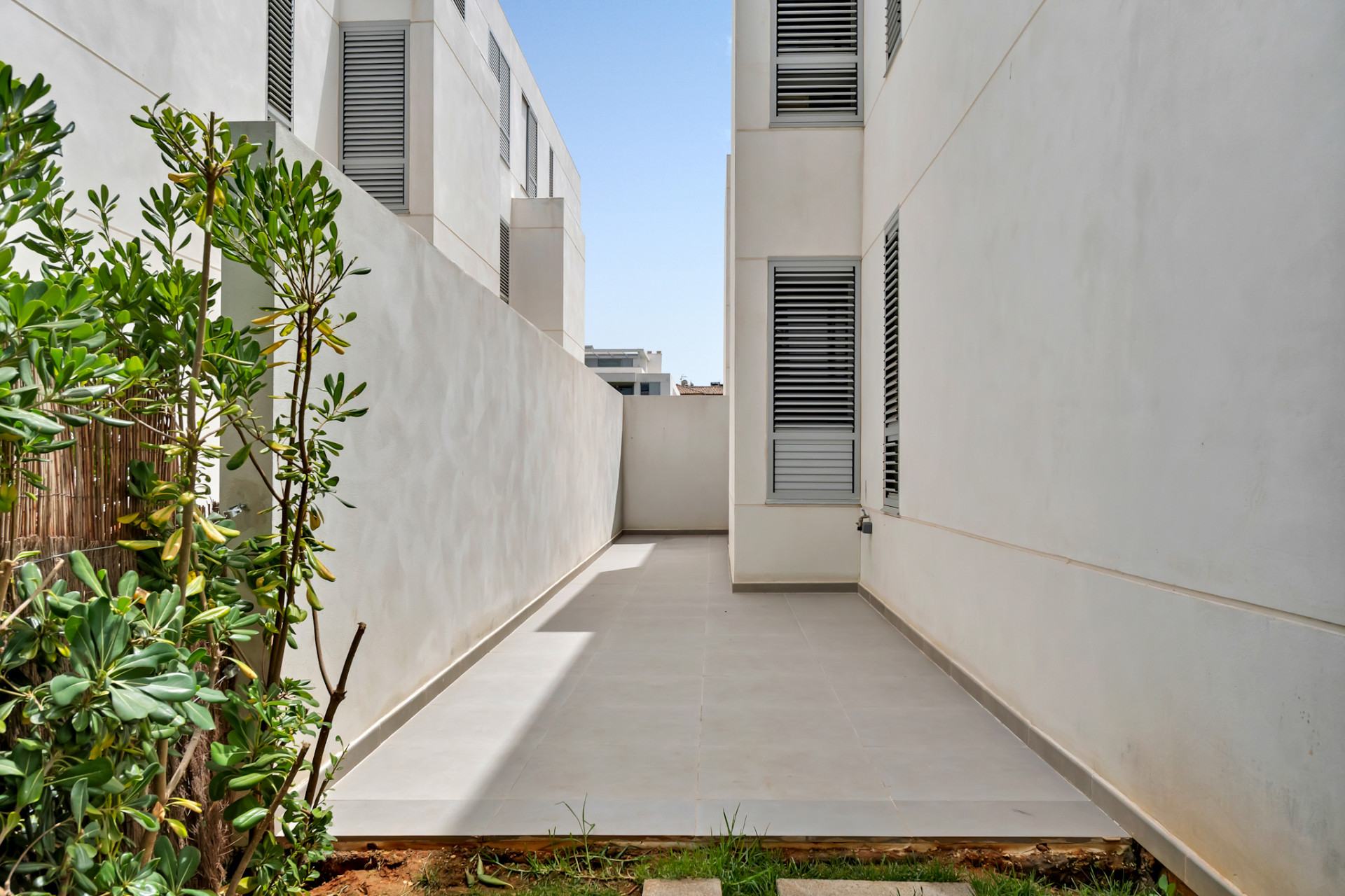 Terraza lateral exterior Terraza lateral exterior