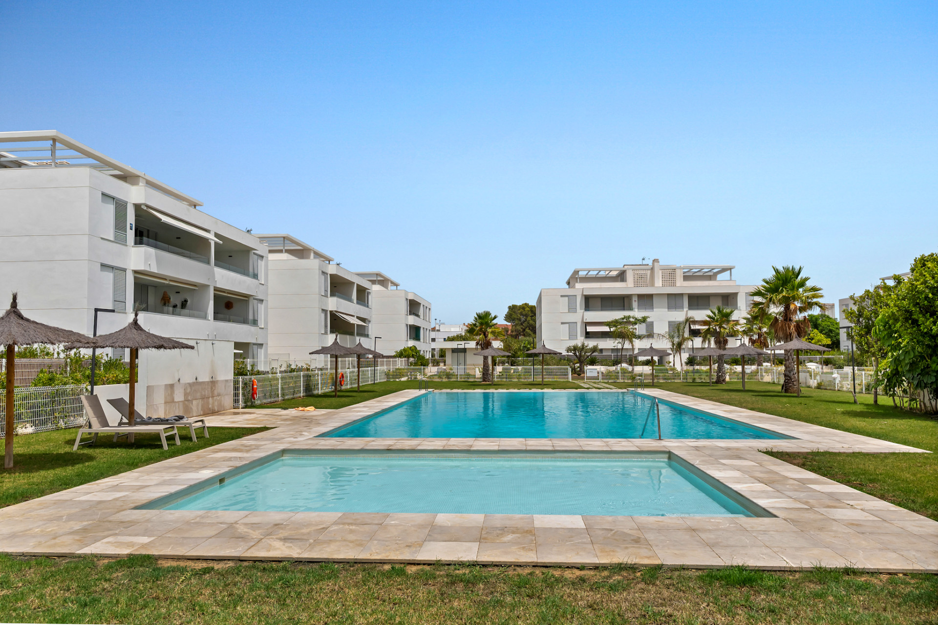 Piscina comunitaria y jardines Piscina comunitaria y jardines