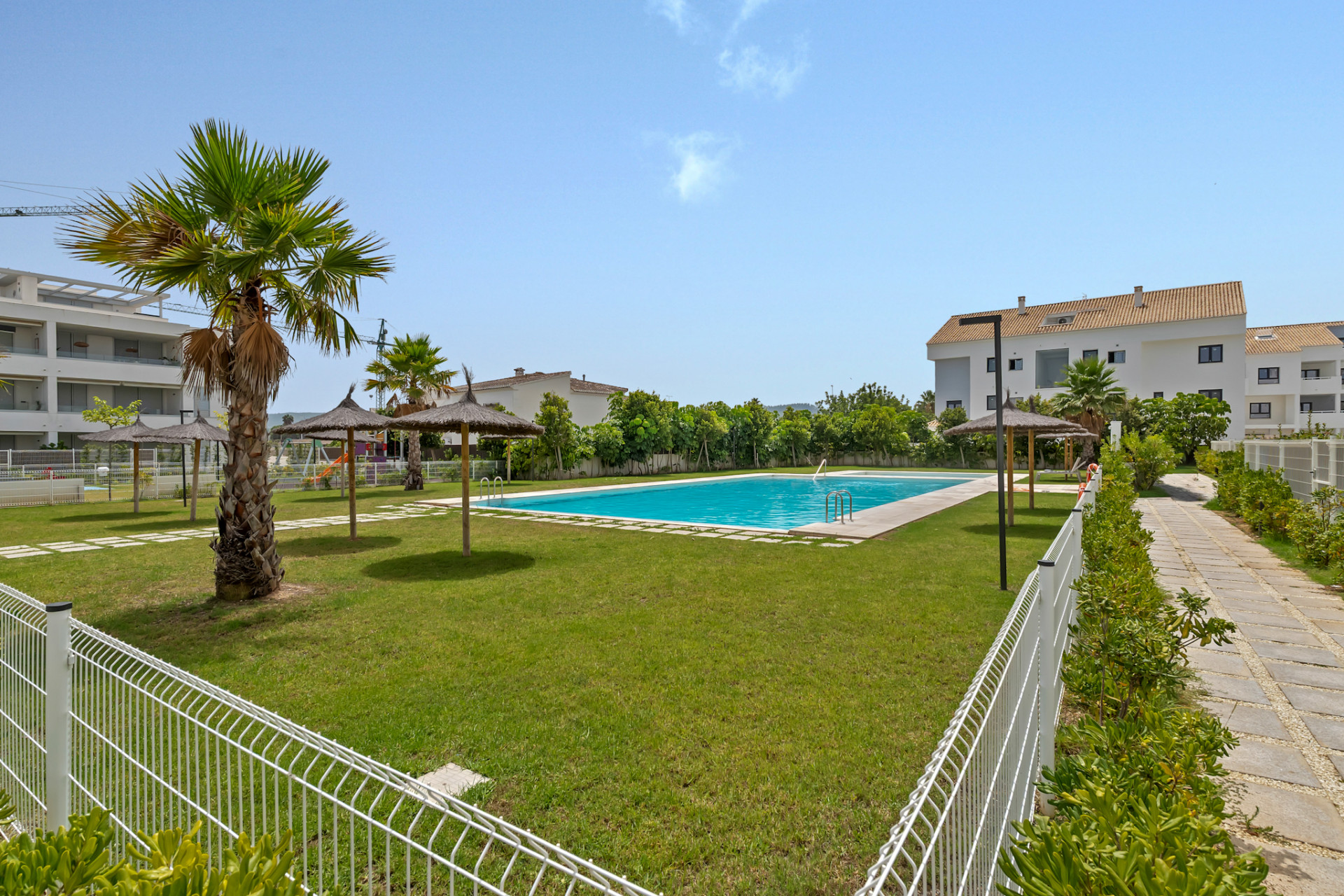 Piscina comunitaria y zonas verdes Piscina comunitaria y zonas verdes