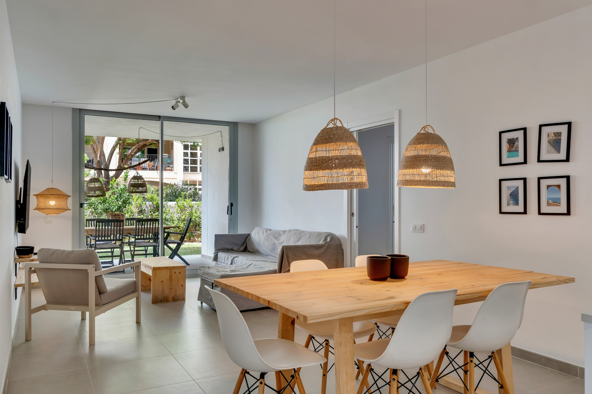 Salón-comedor con acceso al jardín Salón-comedor con acceso al jardín