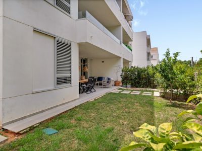 Jardín privado y terraza cubierta
