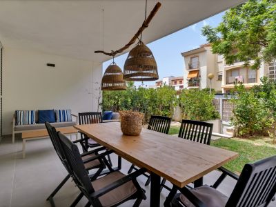 Terraza cubierta y jardín privado