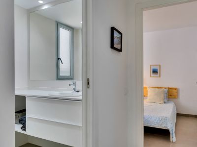 Baño y dormitorio