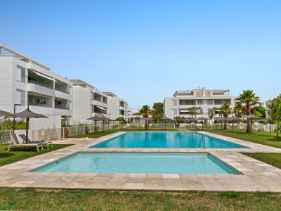 Piscina comunitaria y jardines