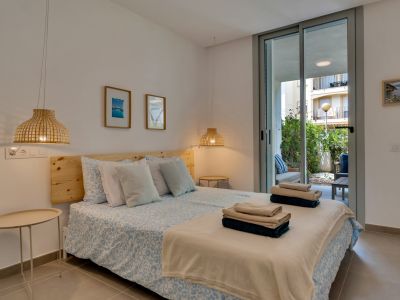 Dormitorio con acceso a terraza