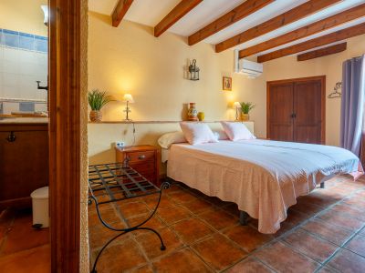 Dormitorio con baño en suite