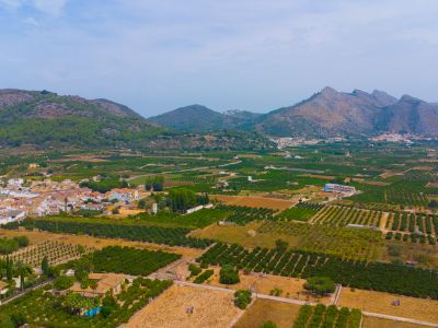 Vista aérea del pueblo y valle