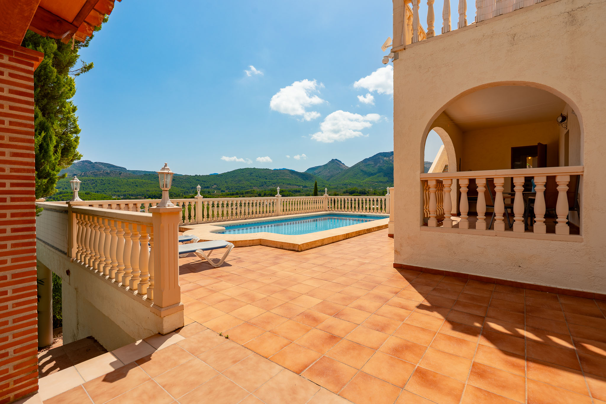Terraza y piscina con vistas a la montaña