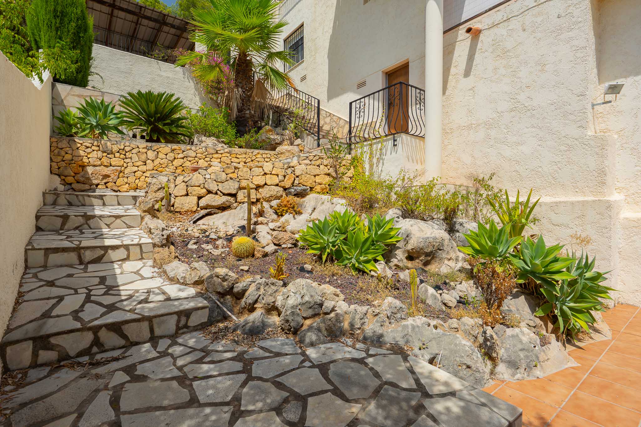 Jardín y escaleras exteriores