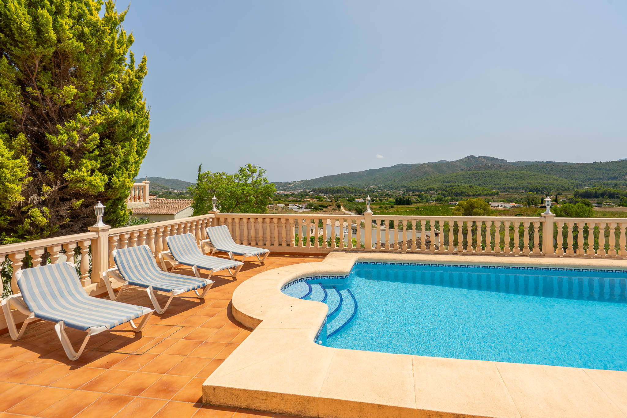 Terraza de la piscina con vistas