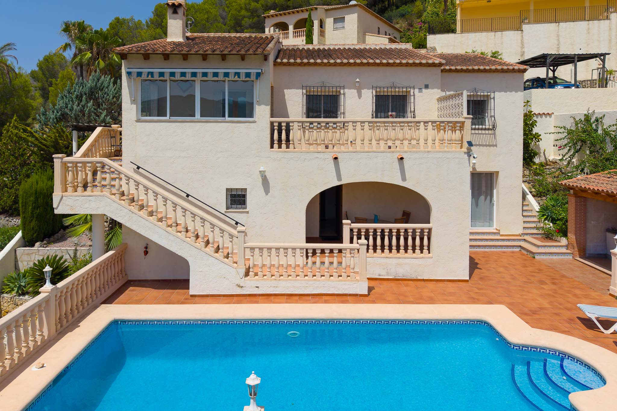 Piscina y fachada de la villa