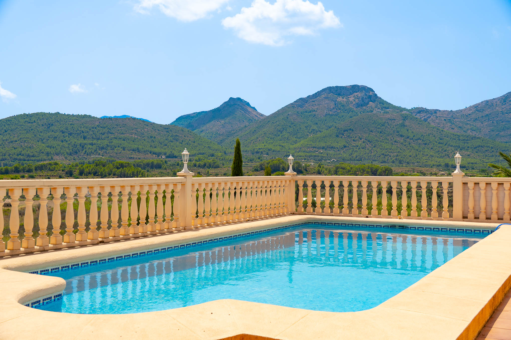 Piscina con vistas a la montaña
