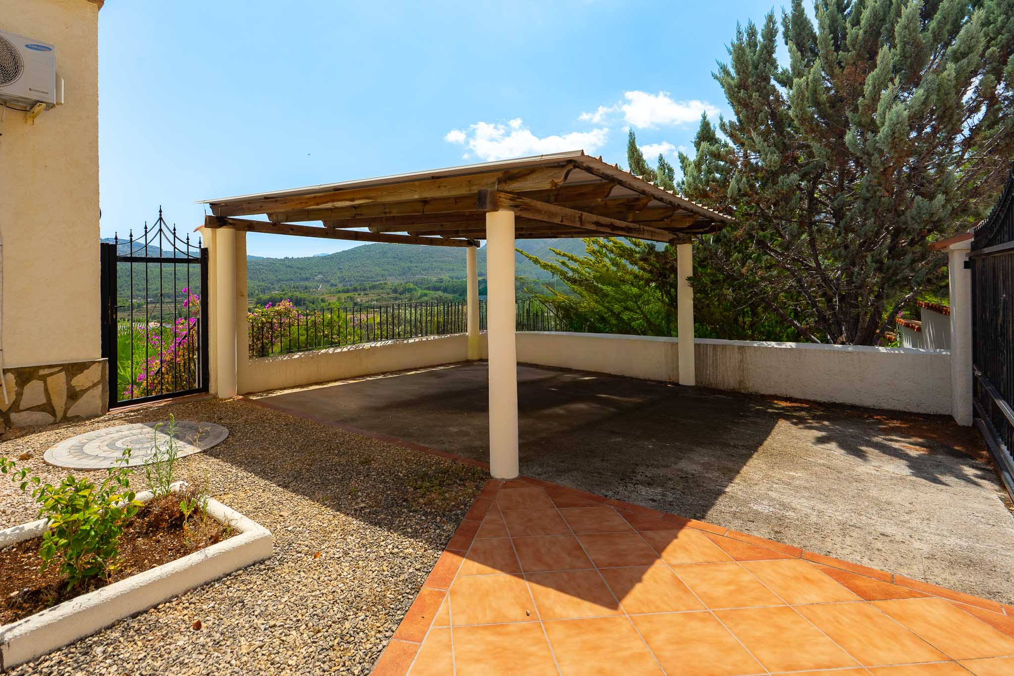 Carport con vistas a la montaña