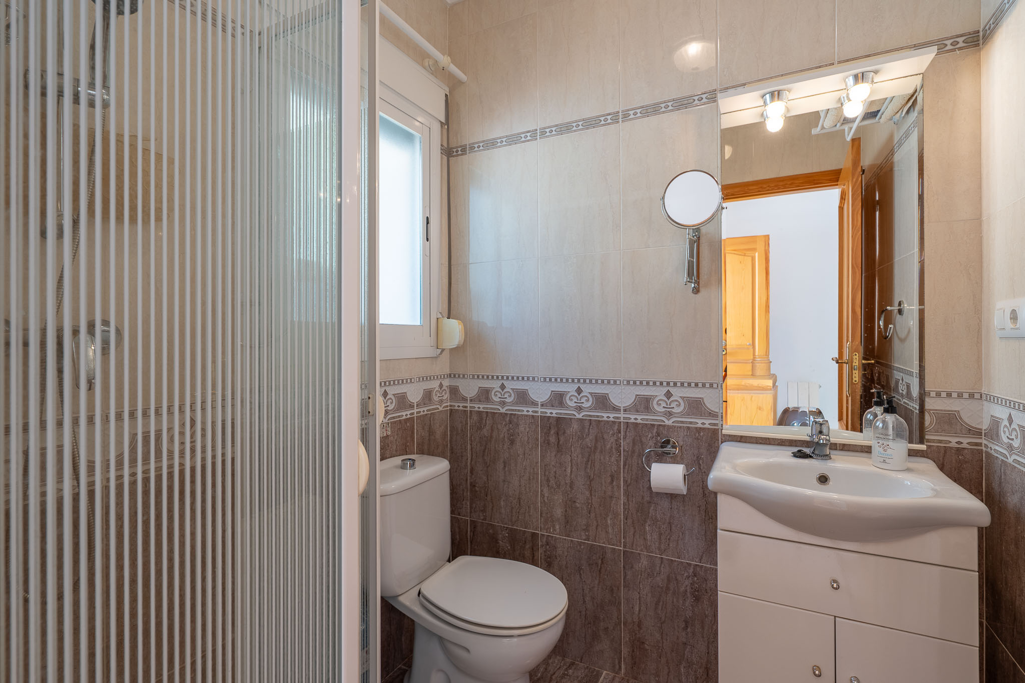 Cuarto de baño con ducha