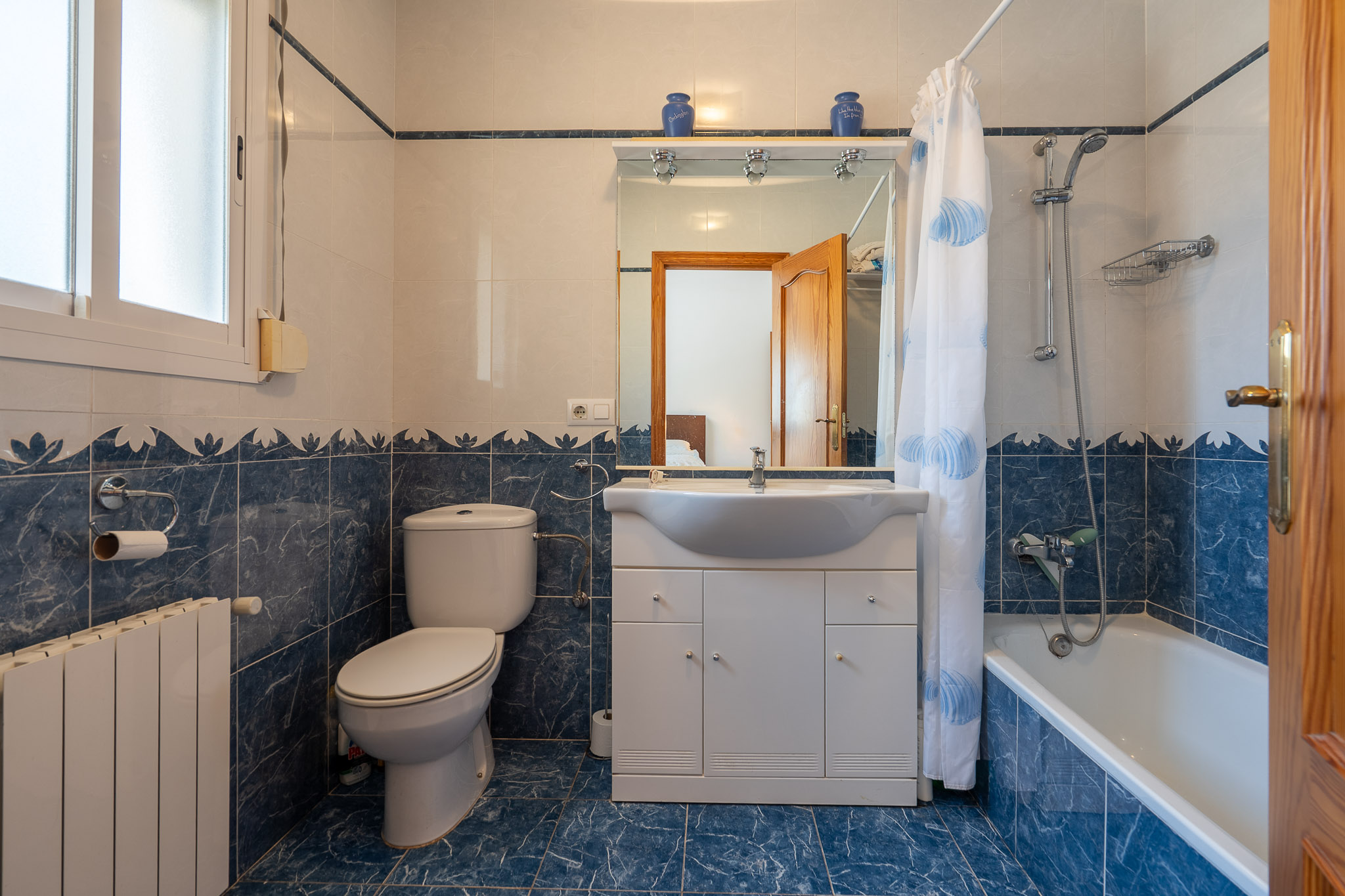 Cuarto de baño con bañera