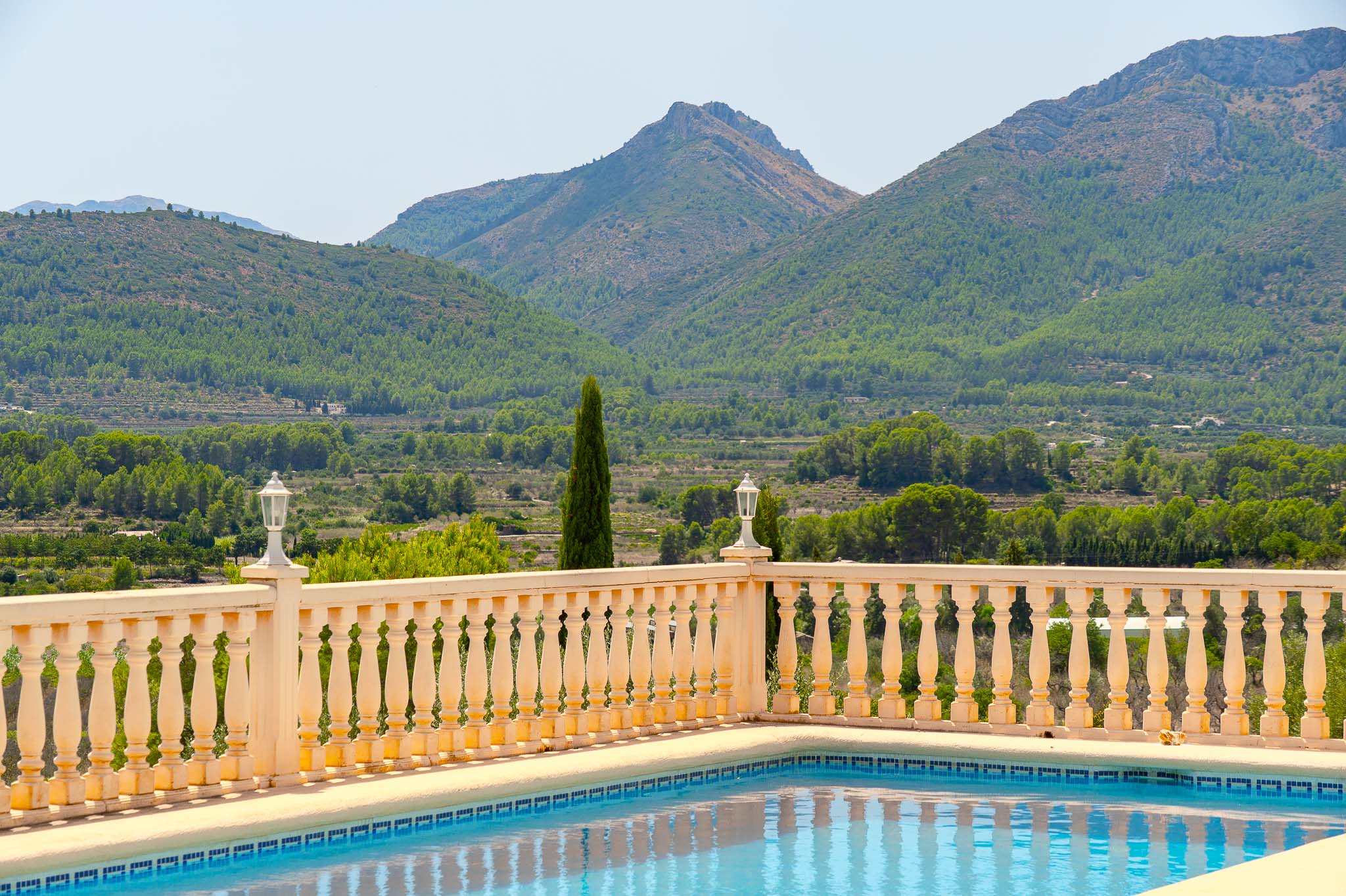 Piscina con vistas a la montaña