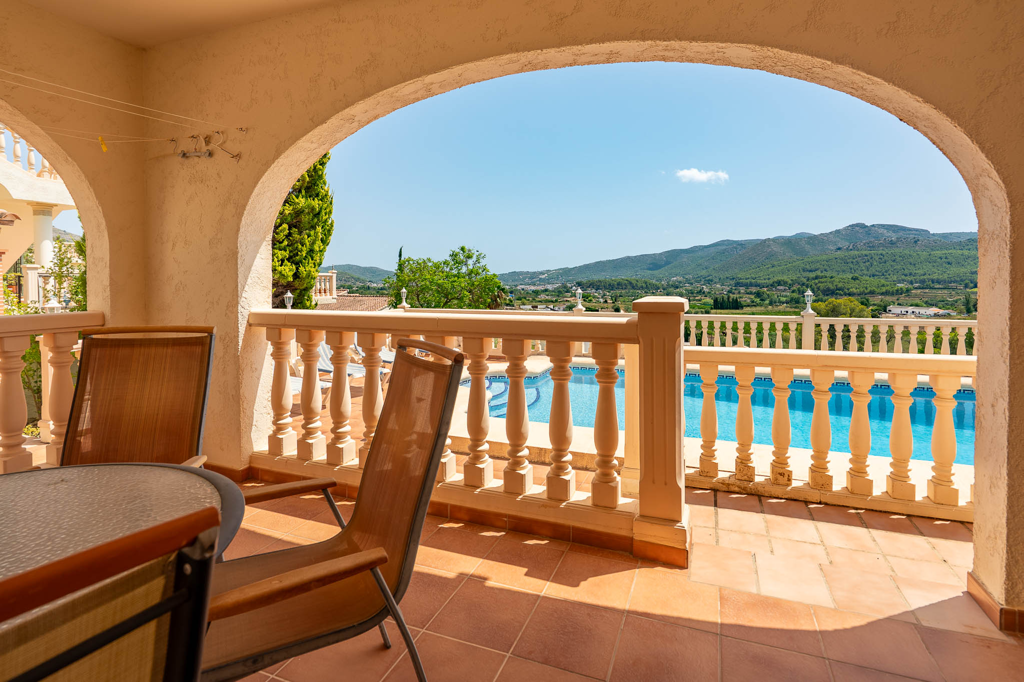 Terraza cubierta con vistas a la piscina