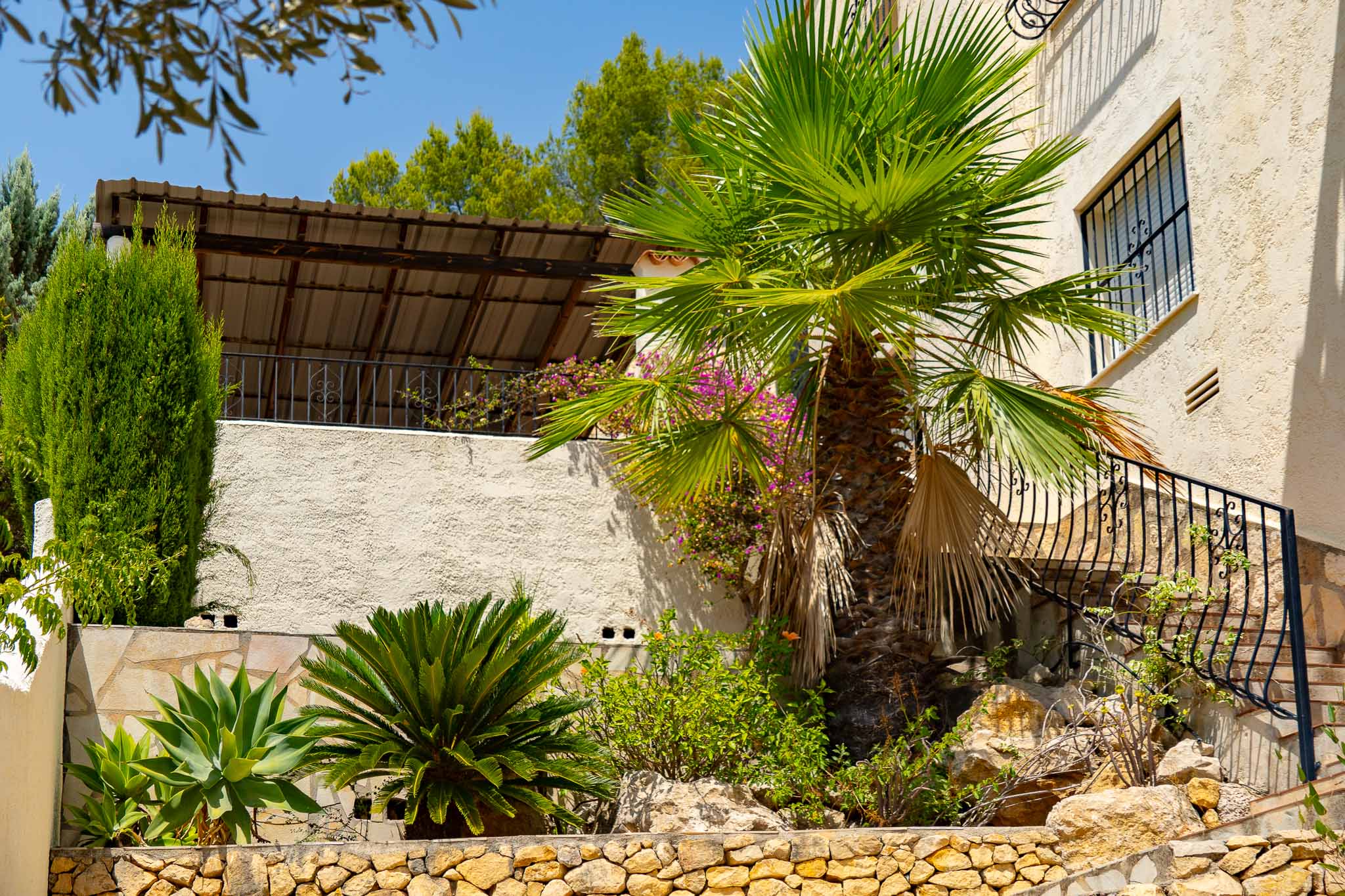 Jardín y escaleras exteriores