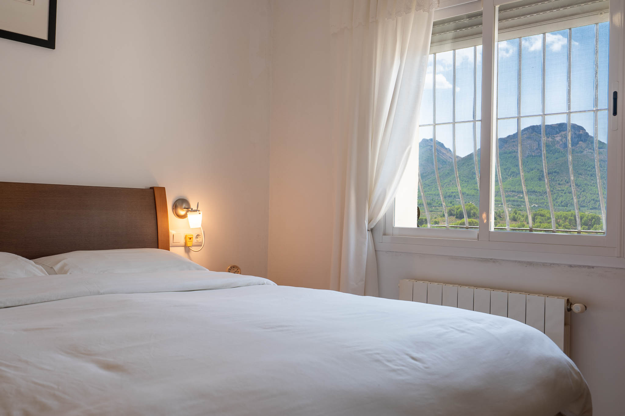 Dormitorio con vistas a la montaña