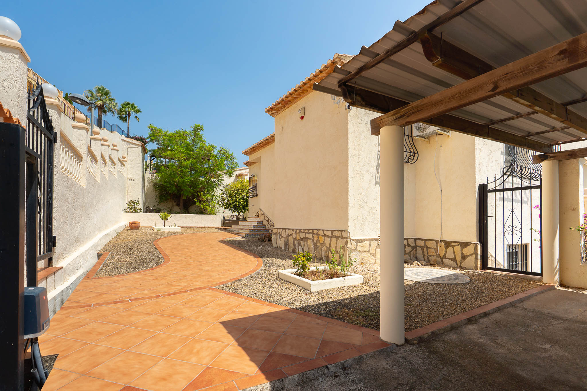 Entrada y carport