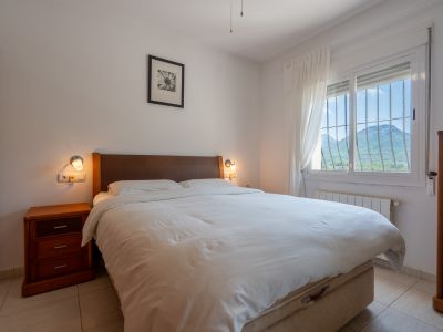 Dormitorio con vistas a la montaña