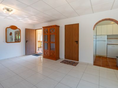 Salón y cocina semiabierta