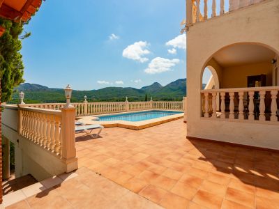 Terraza y piscina con vistas a la montaña