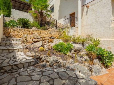Jardín y escaleras exteriores