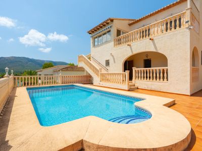 Piscina privada y terraza